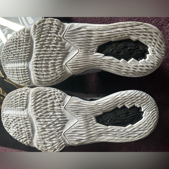 LeBron 17 Low 'Metallic Gold'; men’s size 9 - Picture 7 of 15